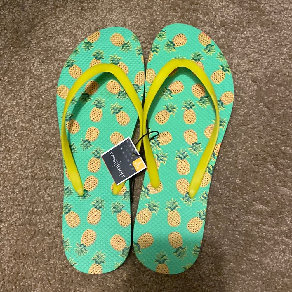 Pineapples Flip Flops ! Brand new West Loop🍍